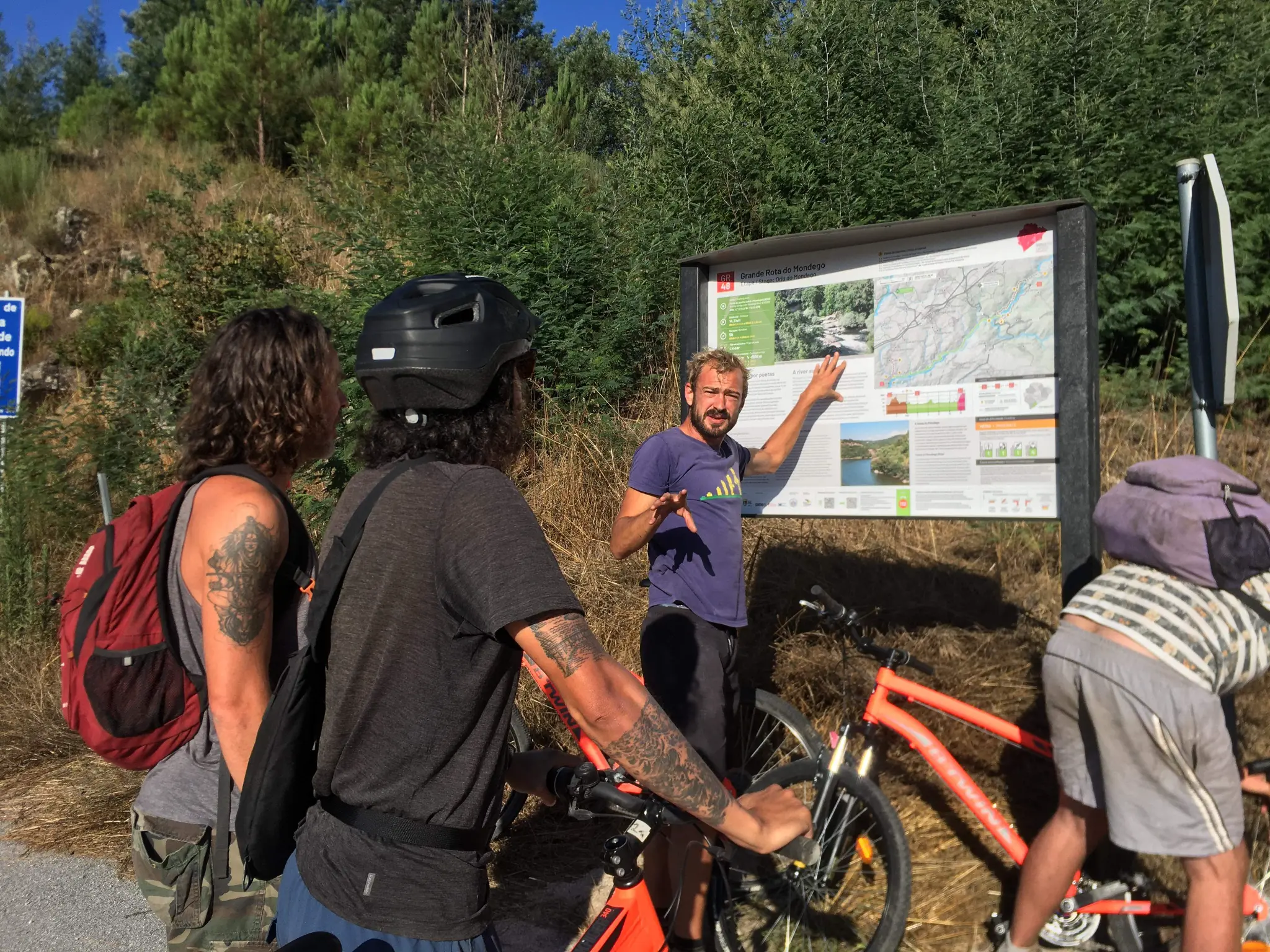 Ross guiding cyclists at the Grande Rota do Mondego trail map